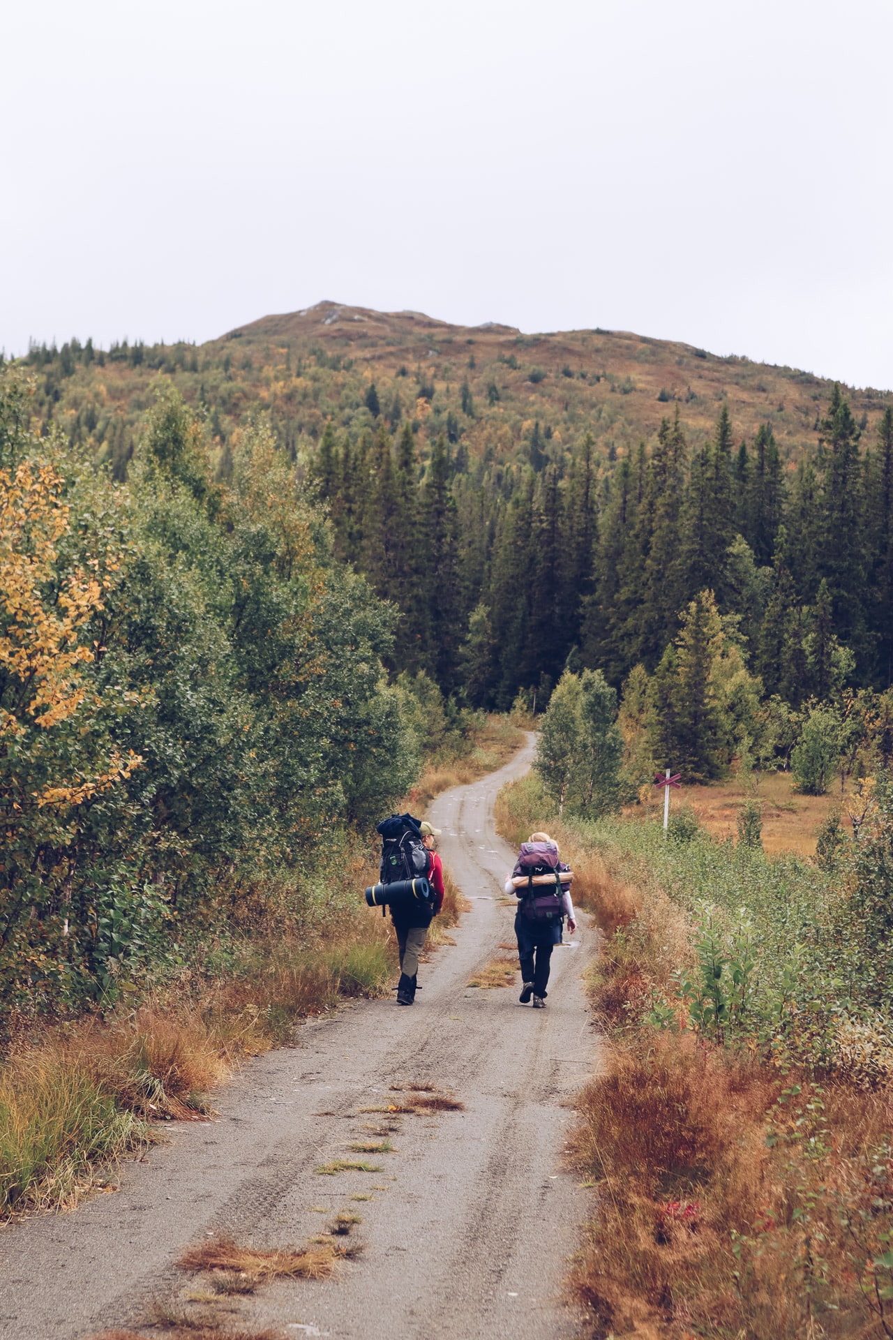 två kvinnor vandrar från edsåsdalen till lyckas läger